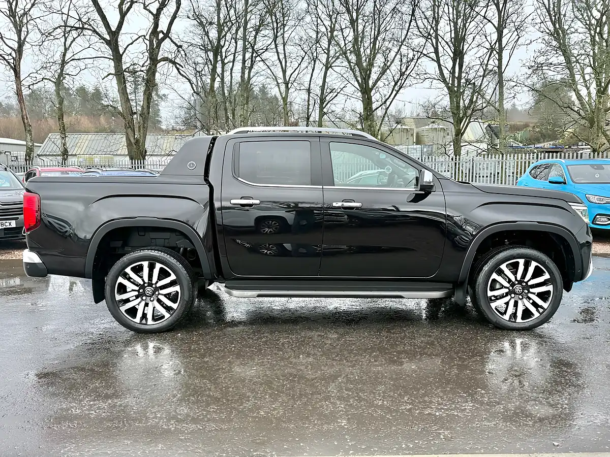 Used 2024 Volkswagen Amarok Aventura Midnight Black - Interior and Exterior details 4