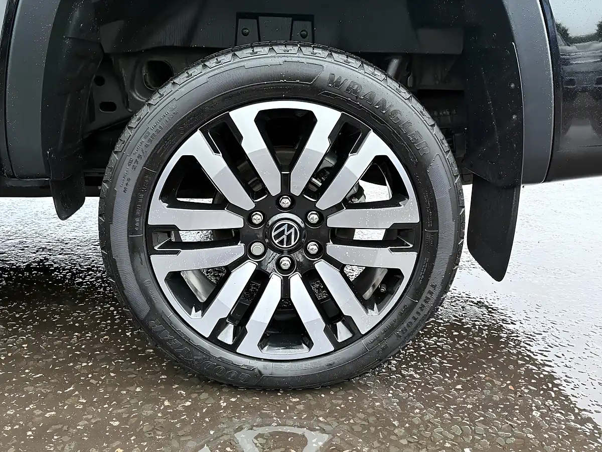 Used 2024 Volkswagen Amarok Aventura Midnight Black - Interior and Exterior details 8