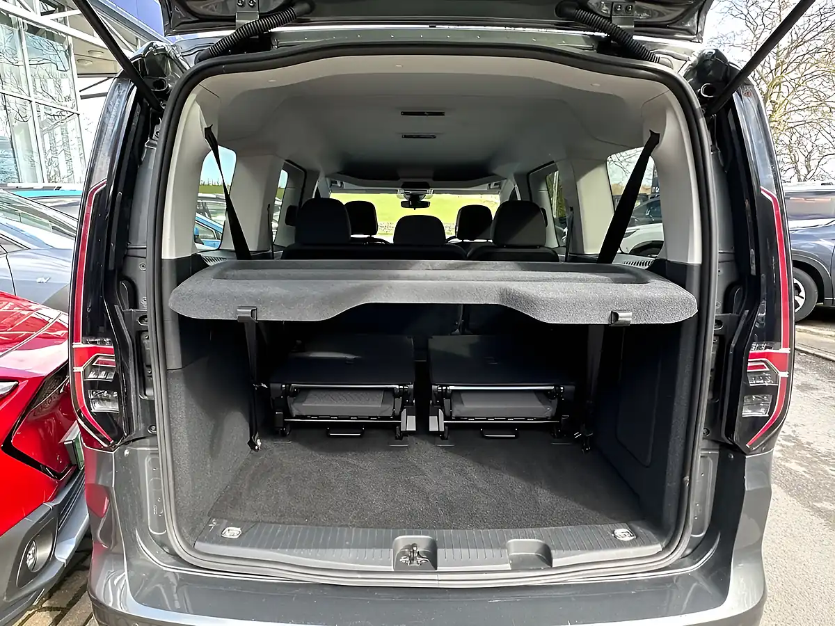 Used 2024 Volkswagen Caddy Maxi Life Indium Grey - Interior and Exterior details 16