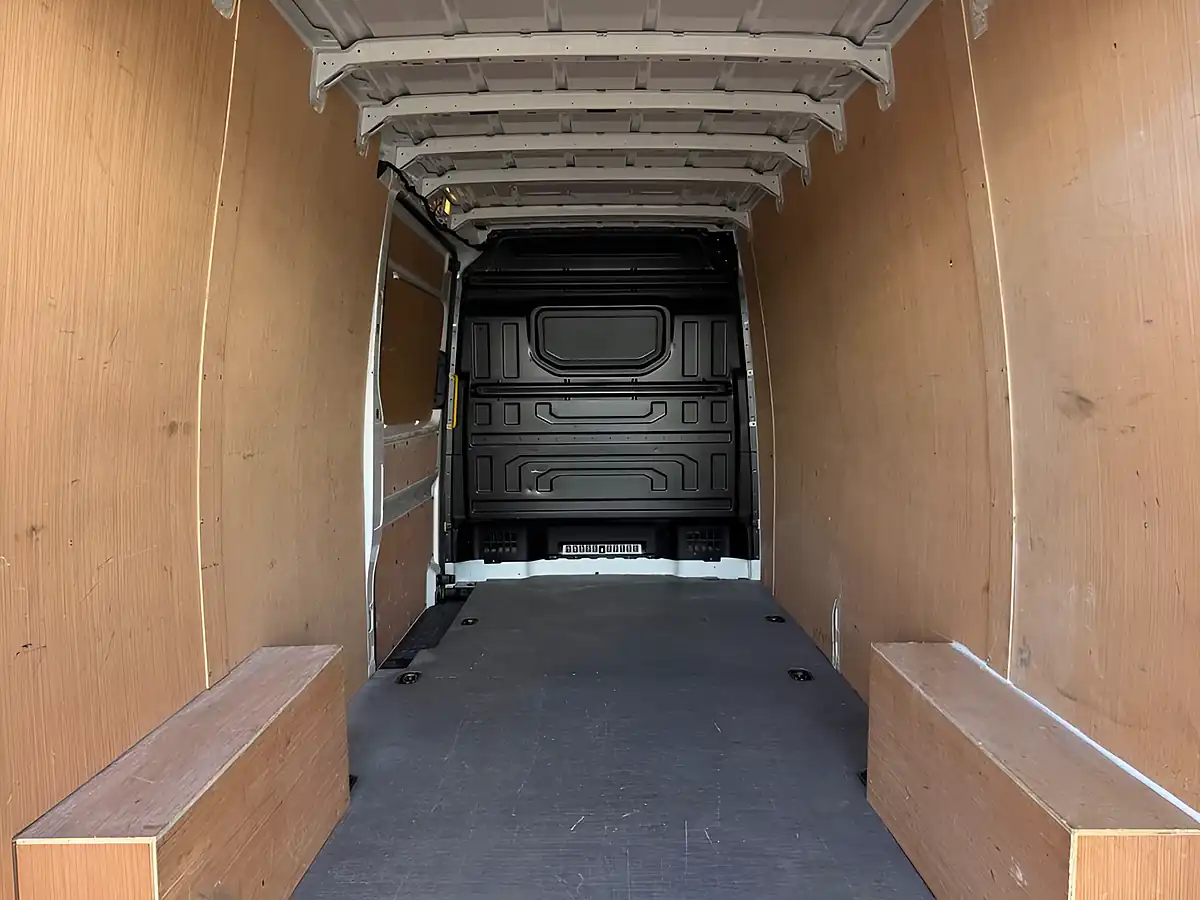 Used 2024 Volkswagen Crafter Commerce Plus White - Interior and Exterior details 14