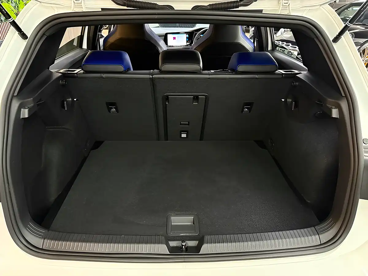 Used 2024 Volkswagen Golf R 4MOTION Dsg White - Interior and Exterior details 20