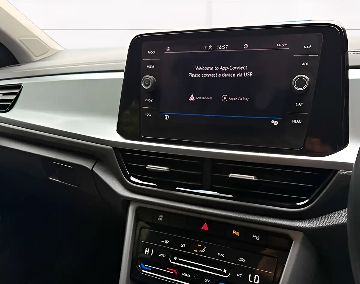 Used 2024 Volkswagen T-Roc Life Black - Interior and Exterior details 16