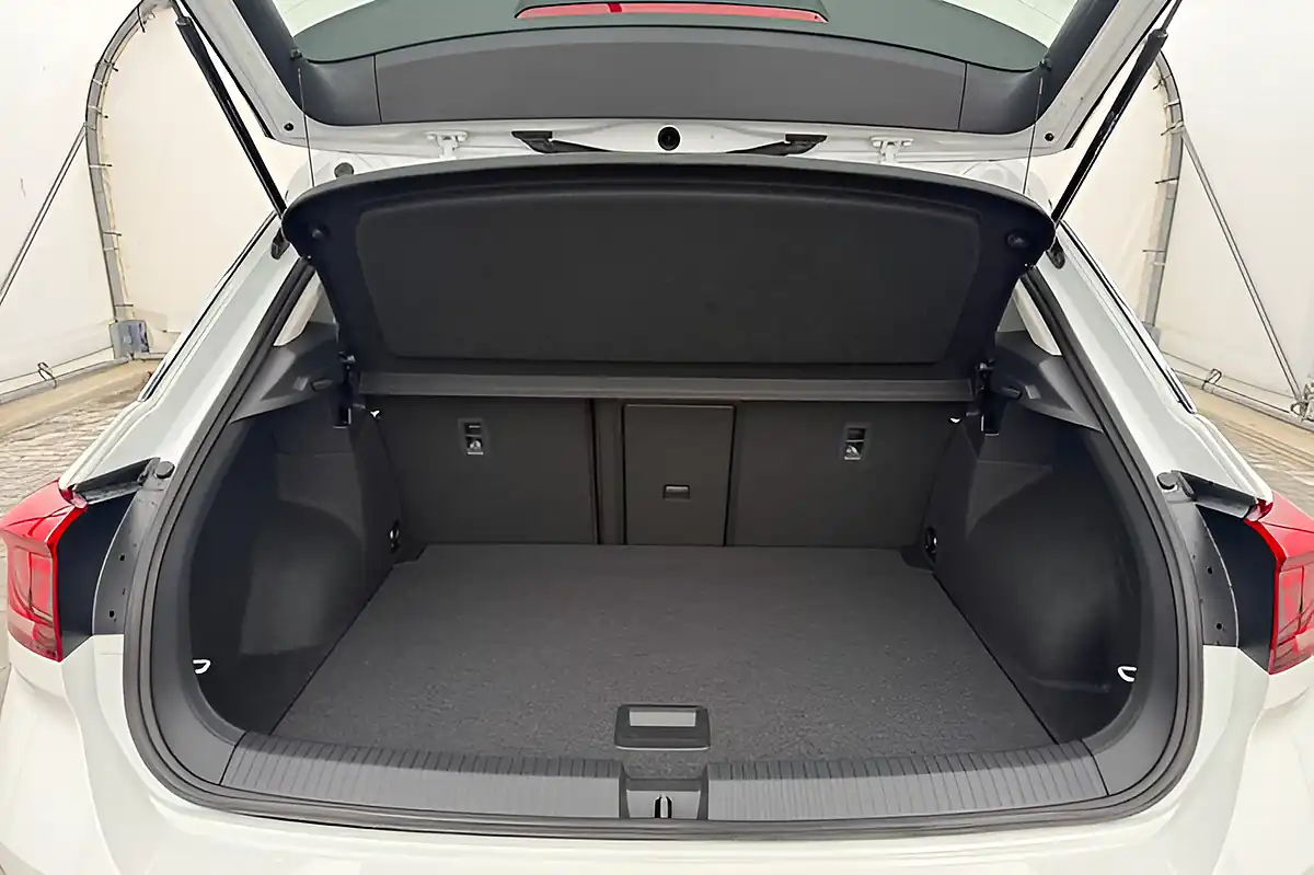 Used 2024 Volkswagen T-Roc Life White - Interior and Exterior details 12