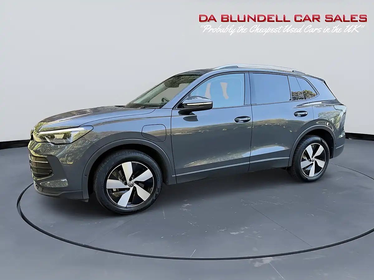 Used 2024 Volkswagen Tiguan Match Grey - Interior and Exterior details 12