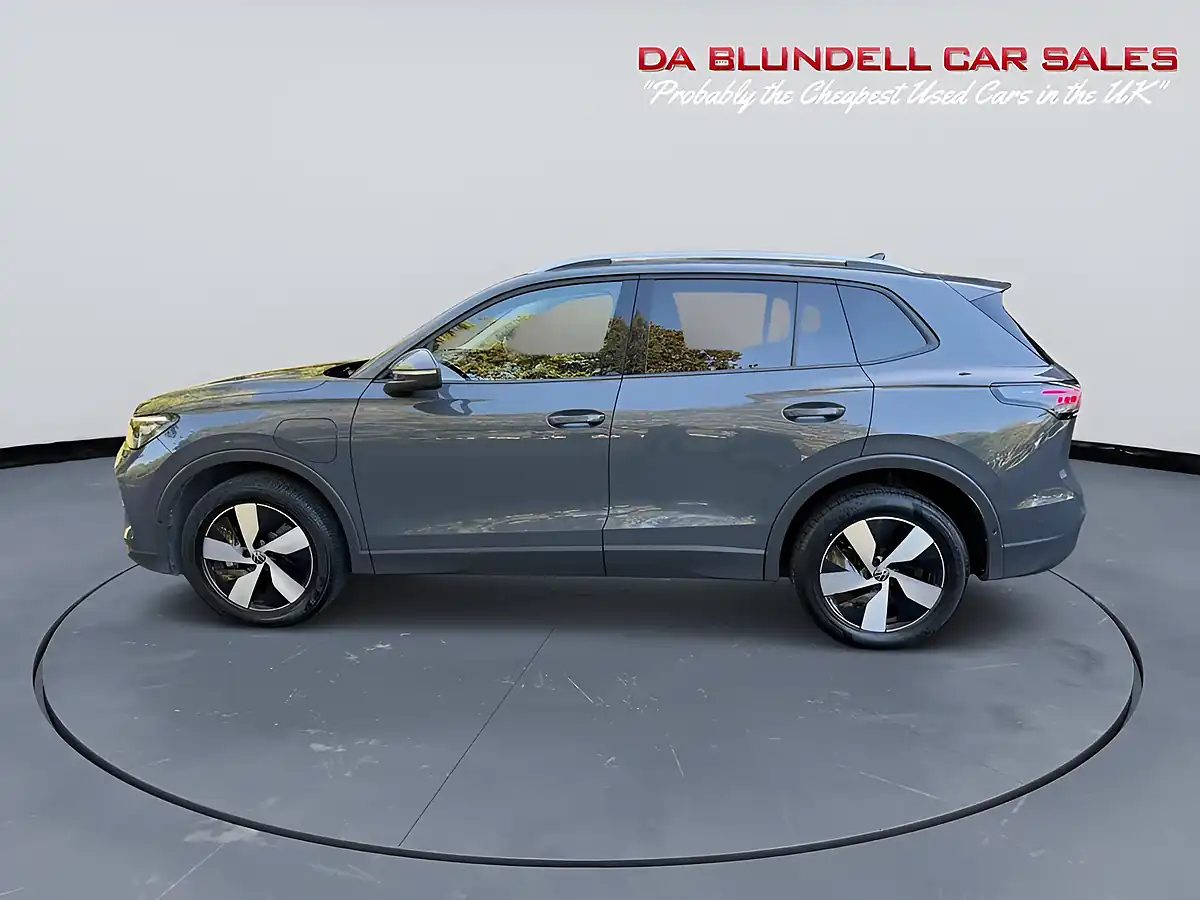 Used 2024 Volkswagen Tiguan Match Grey - Interior and Exterior details 14