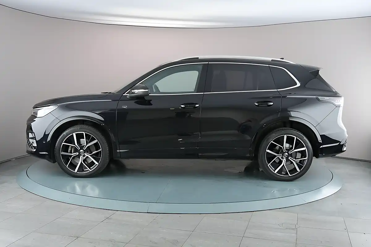 Used 2024 Volkswagen Tiguan R-Line Black - Interior and Exterior details 5