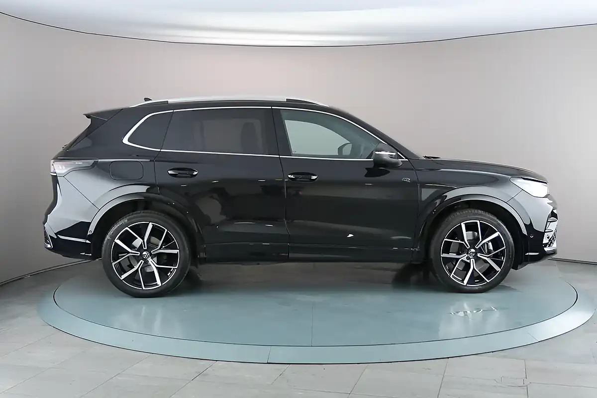 Used 2024 Volkswagen Tiguan R-Line Black - Interior and Exterior details 7