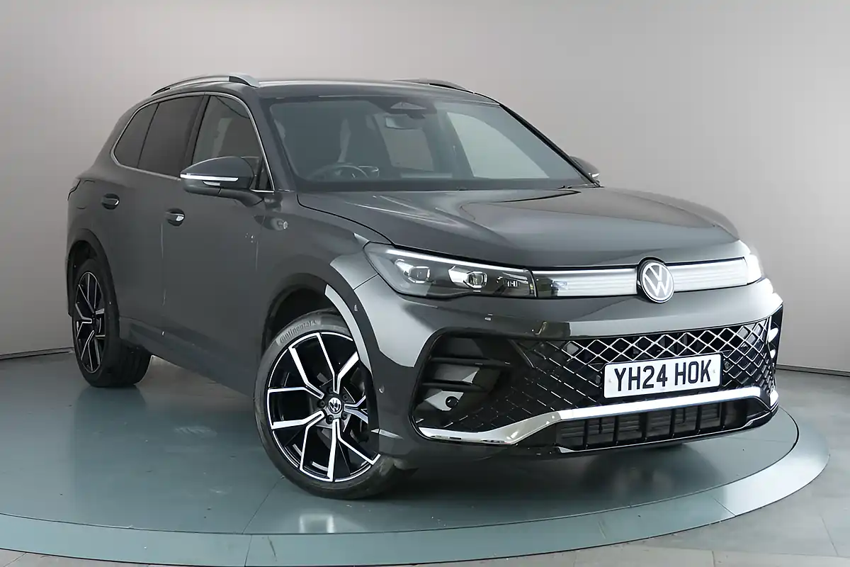 Used 2024 Volkswagen Tiguan R-Line Grey - Front View
