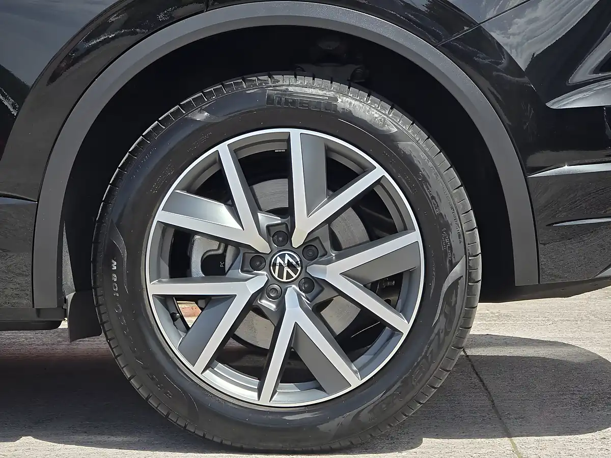 Used 2024 Volkswagen Touareg Elegance Black - Interior and Exterior details 11