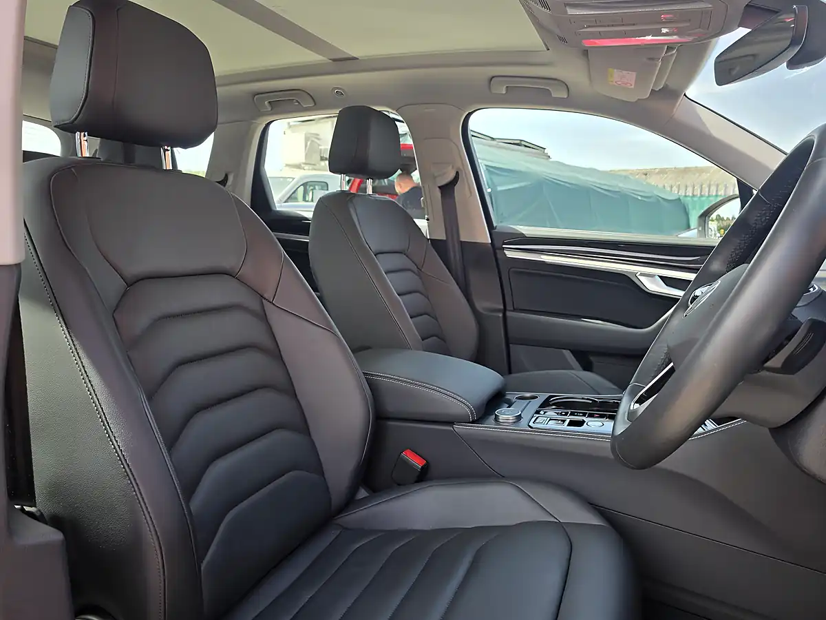 Used 2024 Volkswagen Touareg Elegance Black - Interior and Exterior details 16