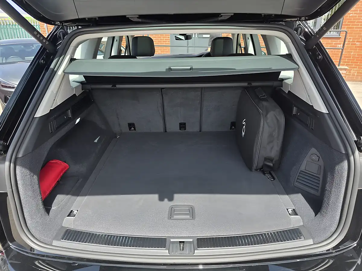 Used 2024 Volkswagen Touareg Elegance Black - Interior and Exterior details 20