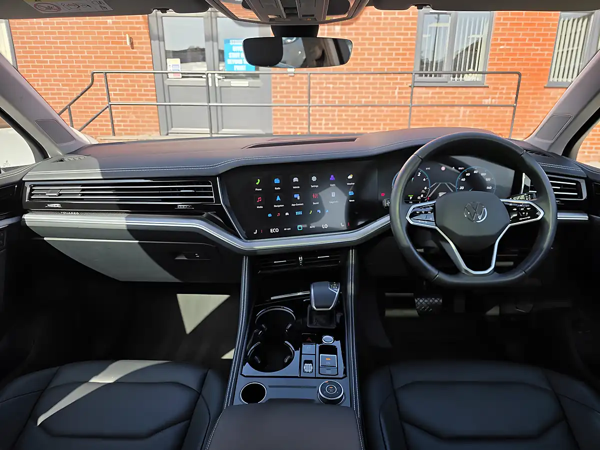 Used 2024 Volkswagen Touareg Elegance Black - Interior and Exterior details 4