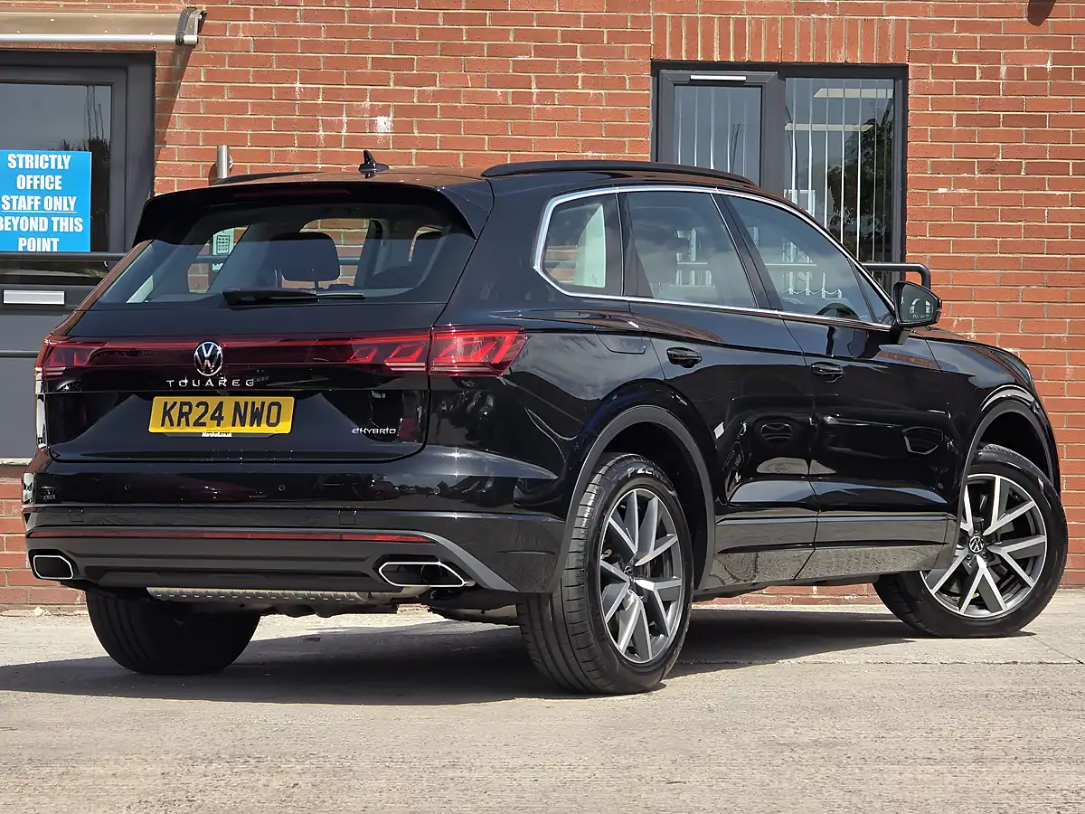 Used 2024 Volkswagen Touareg Elegance Black - Interior and Exterior details 6
