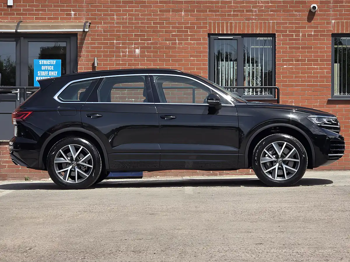 Used 2024 Volkswagen Touareg Elegance Black - Interior and Exterior details 7