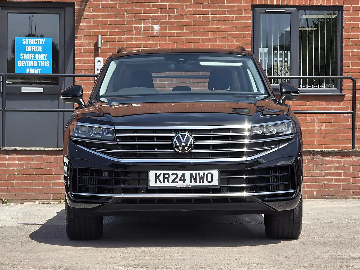 Used 2024 Volkswagen Touareg Elegance Black - Interior and Exterior details 8