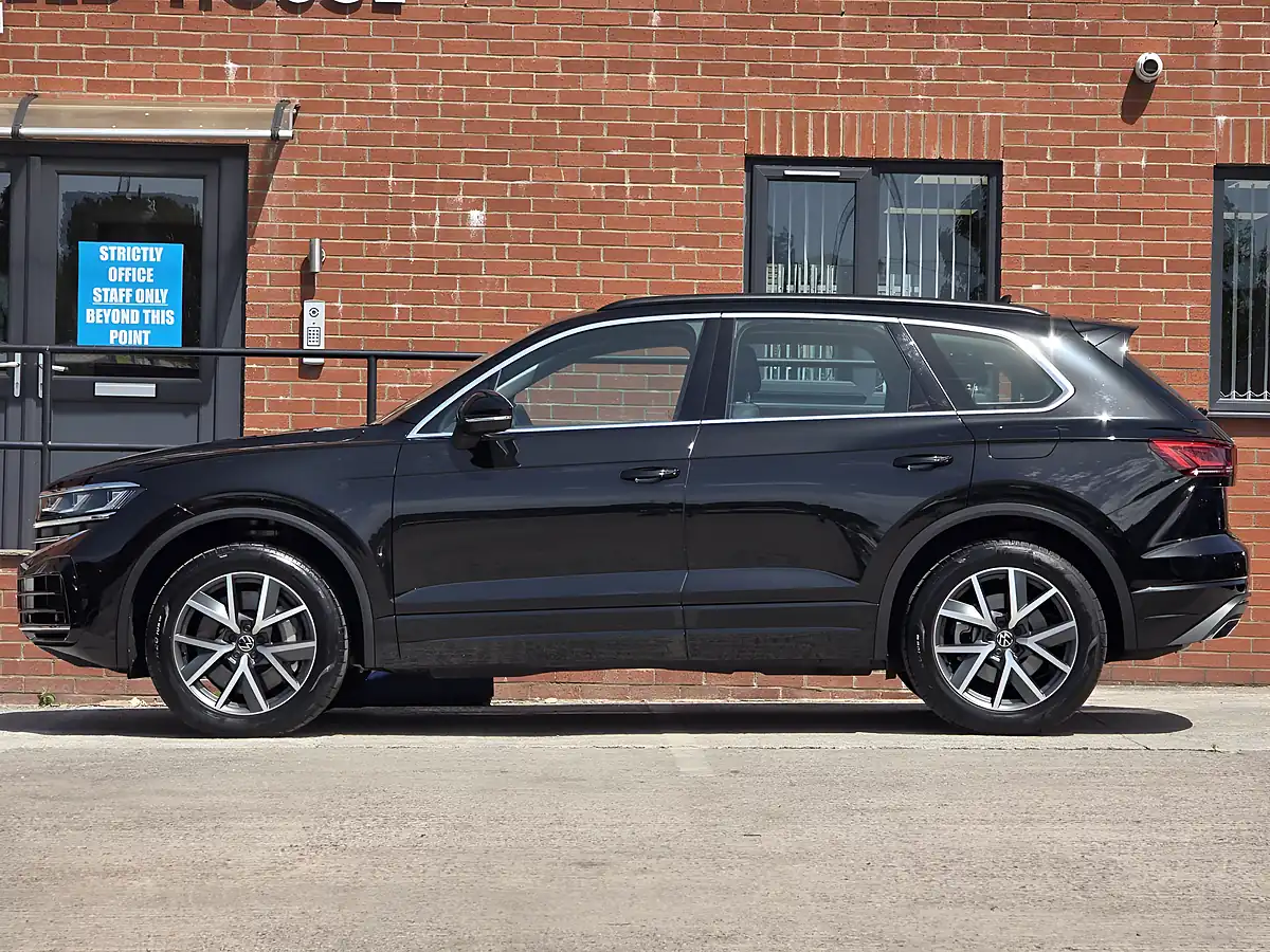 Used 2024 Volkswagen Touareg Elegance Black - Interior and Exterior details 9