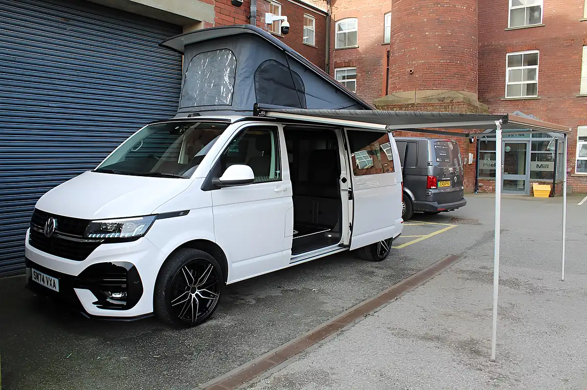 Used 2024 Volkswagen Transporter Highline White - Front View