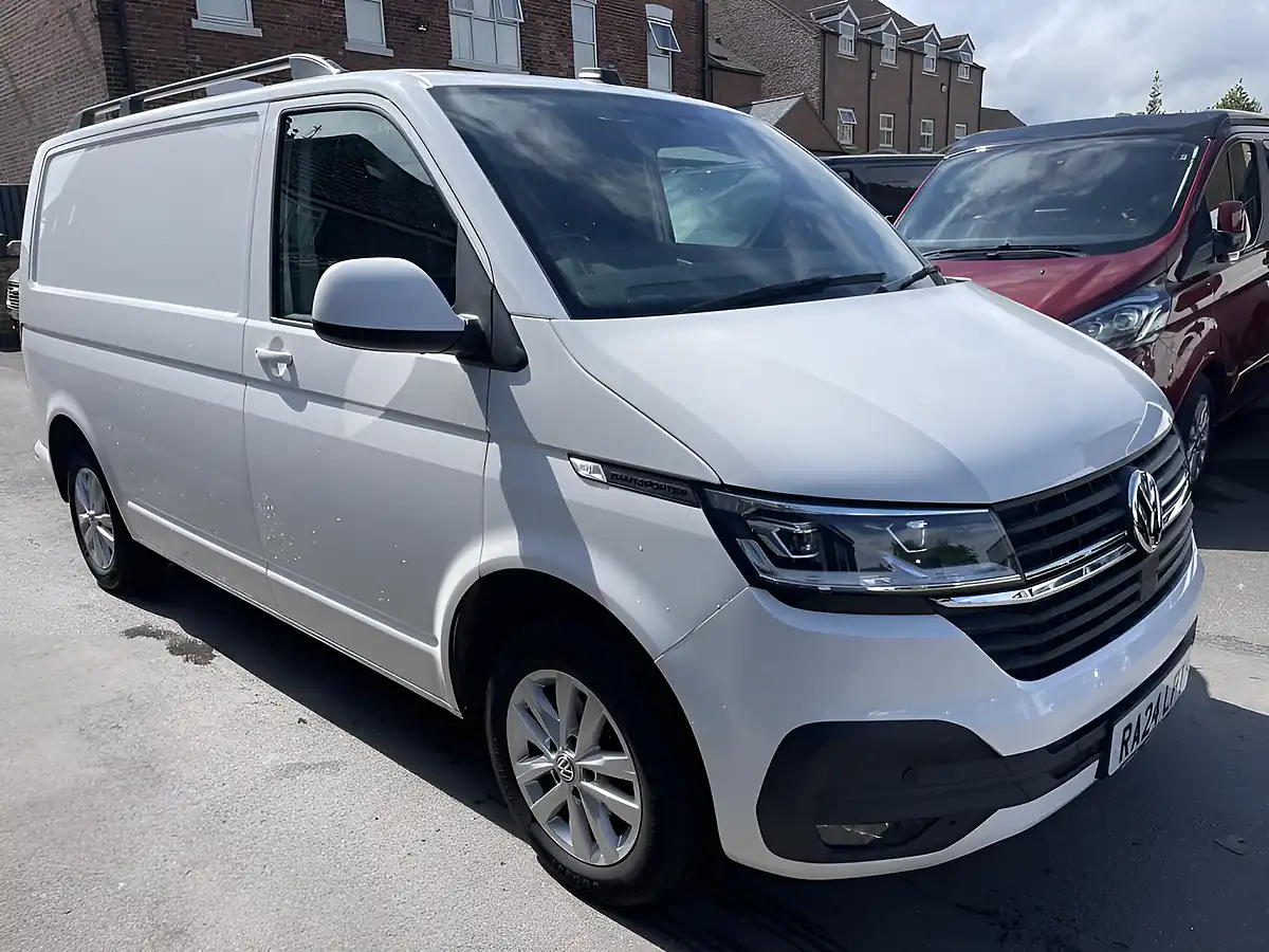 Used 2024 Volkswagen Transporter Highline White - Front View