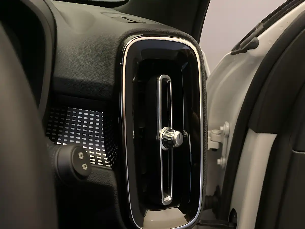Used 2024 Volvo XC40 Plus Dark (nq) White - Interior and Exterior details 18