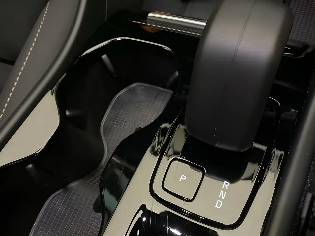 Used 2024 Volvo XC40 Plus Dark (nq) White - Interior and Exterior details 6