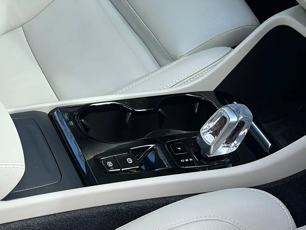 Used 2024 Volvo XC40 Ultimate Onyx Black - Interior and Exterior details 15