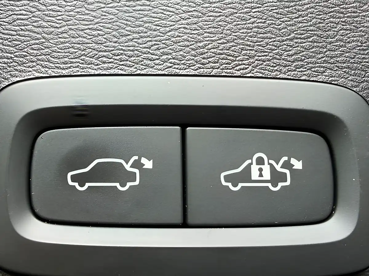Used 2024 Volvo XC40 Ultimate Onyx Black - Interior and Exterior details 17