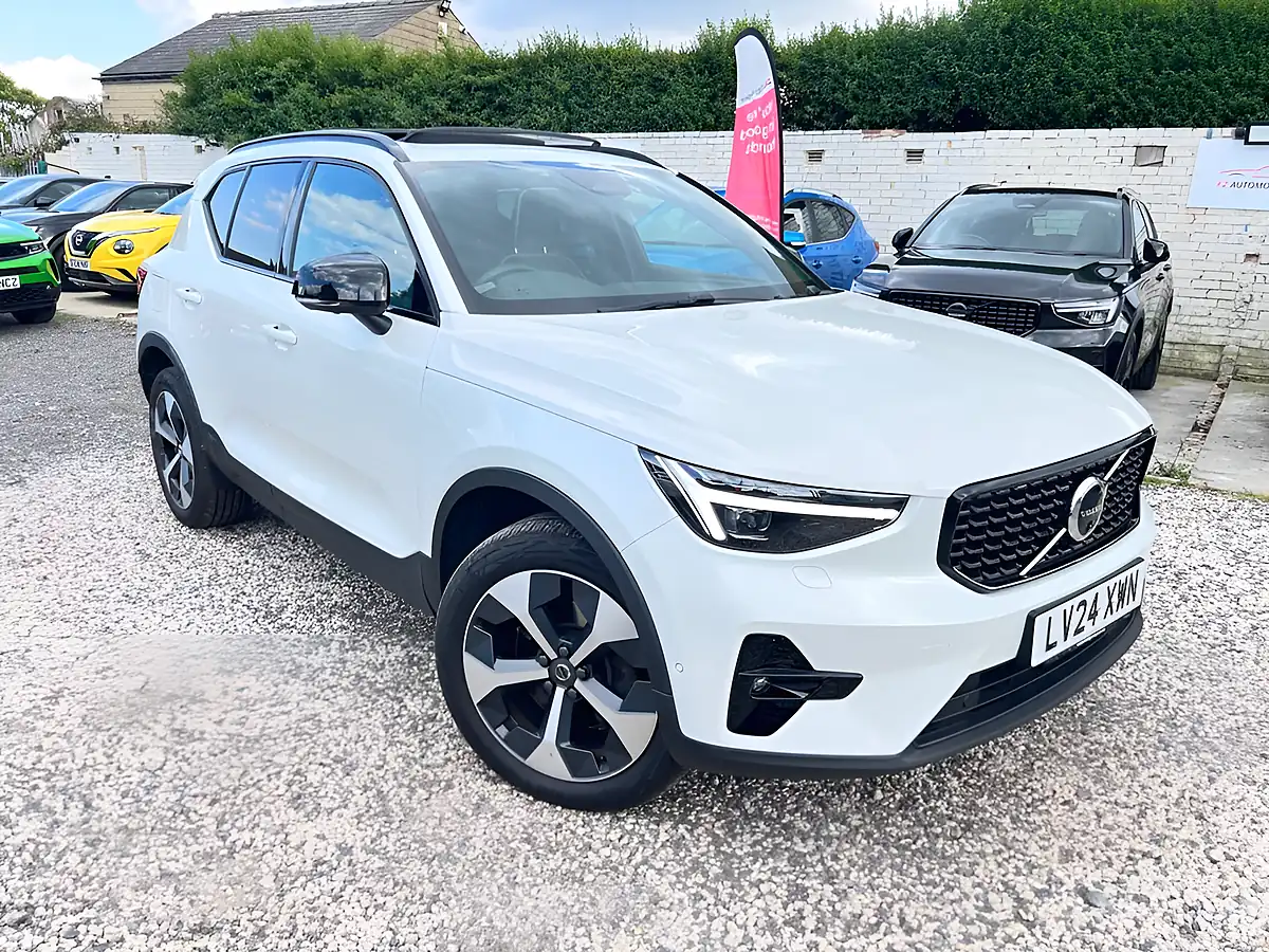 Used 2024 Volvo XC40 Ultra Dark White - Front View