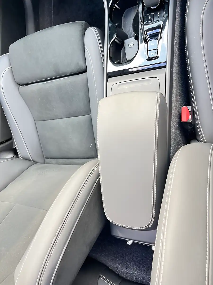 Used 2024 Volvo XC40 Ultra Dark White - Interior and Exterior details 13
