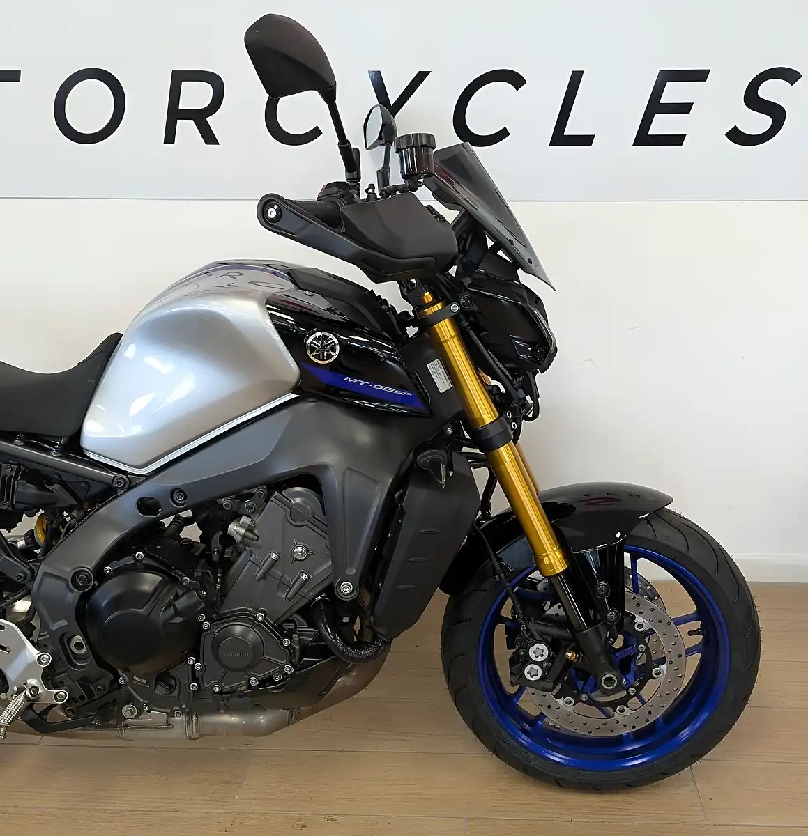Used 2024 Yamaha MT-09 900 Sp Hyper-Naked Silver - Interior and Exterior details 18