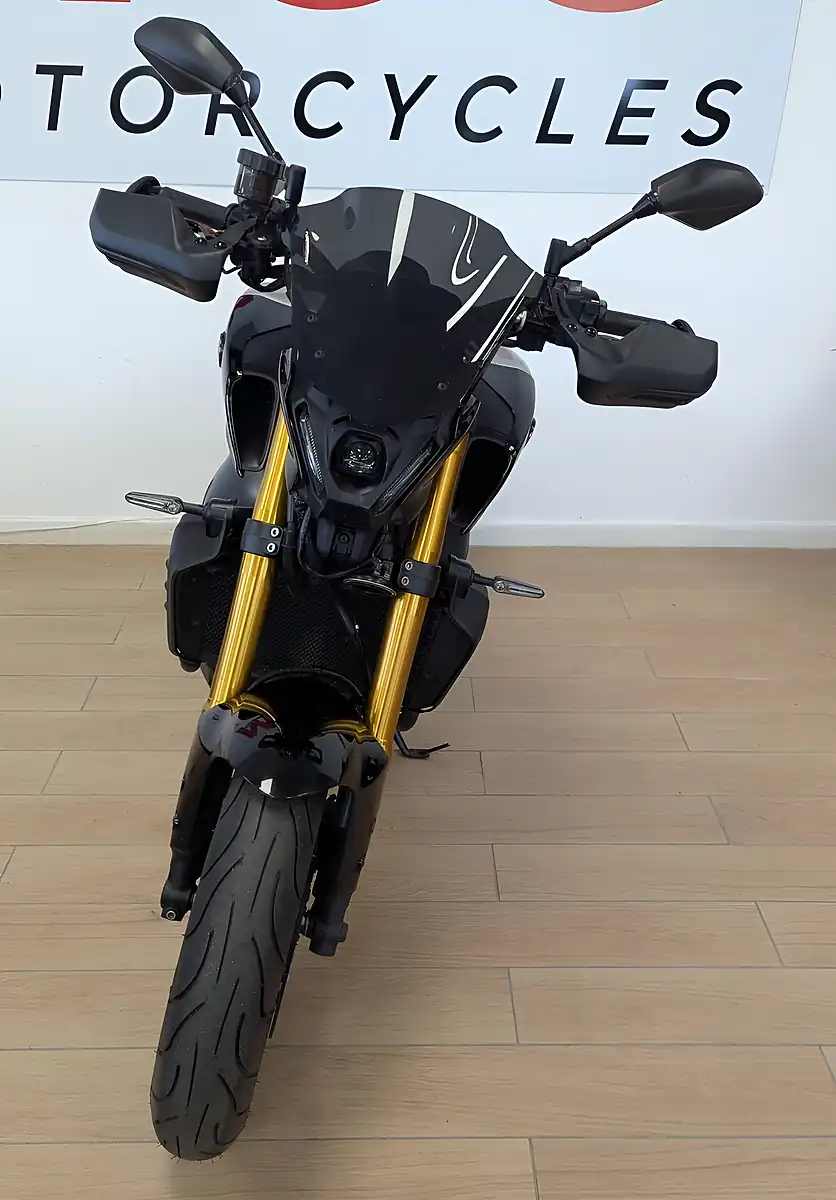Used 2024 Yamaha MT-09 900 Sp Hyper-Naked Silver - Interior and Exterior details 3