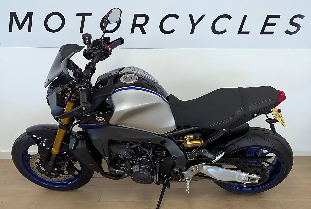 Used 2024 Yamaha MT-09 900 Sp Hyper-Naked Silver - Interior and Exterior details 8