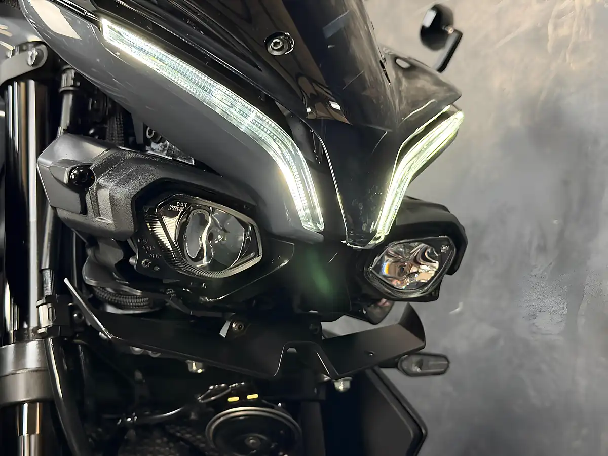 Used 2024 Yamaha MT-10 1000 Hyper-Naked Grey - Interior and Exterior details 10