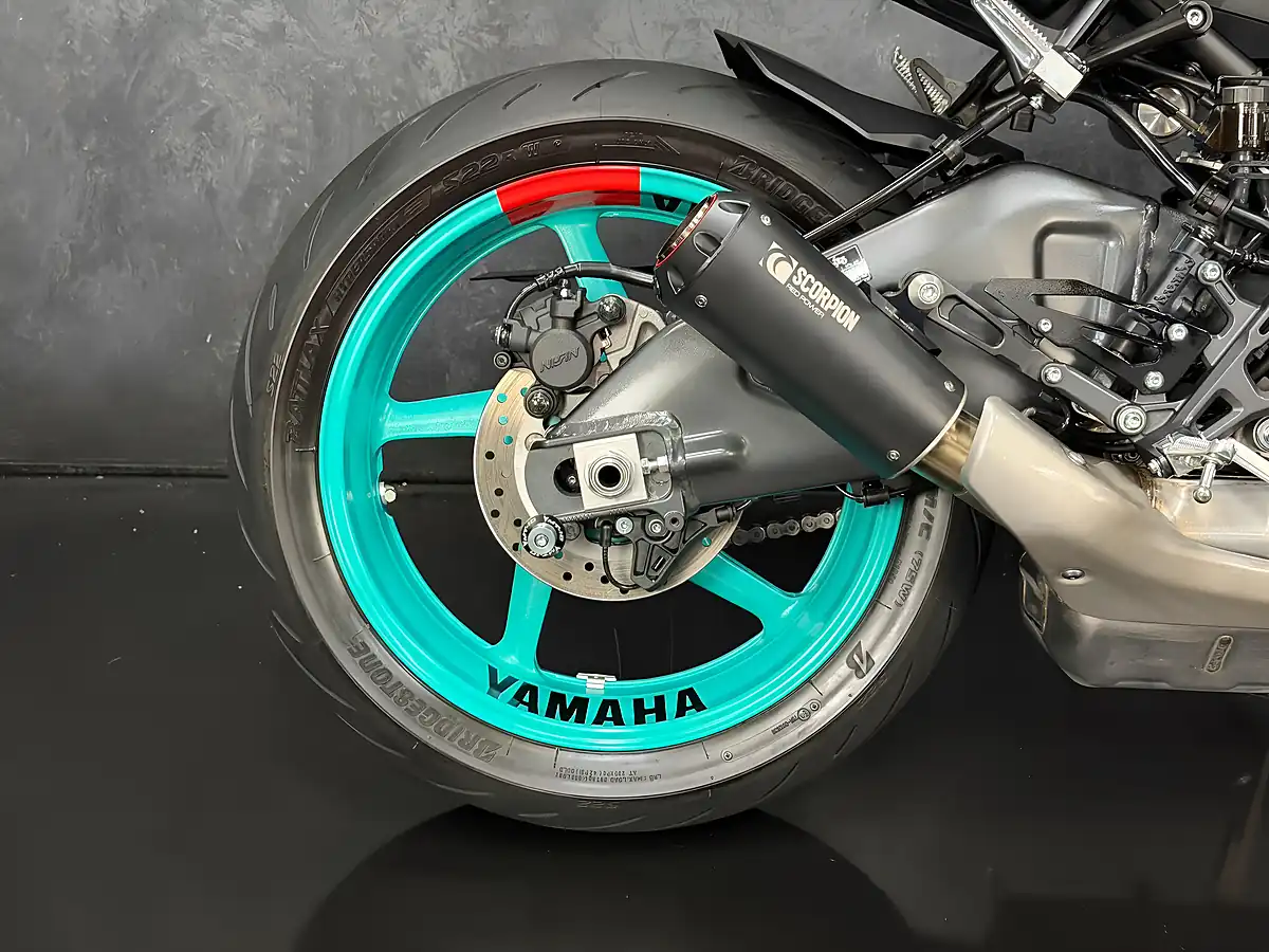 Used 2024 Yamaha MT-10 1000 Hyper-Naked Grey - Interior and Exterior details 15