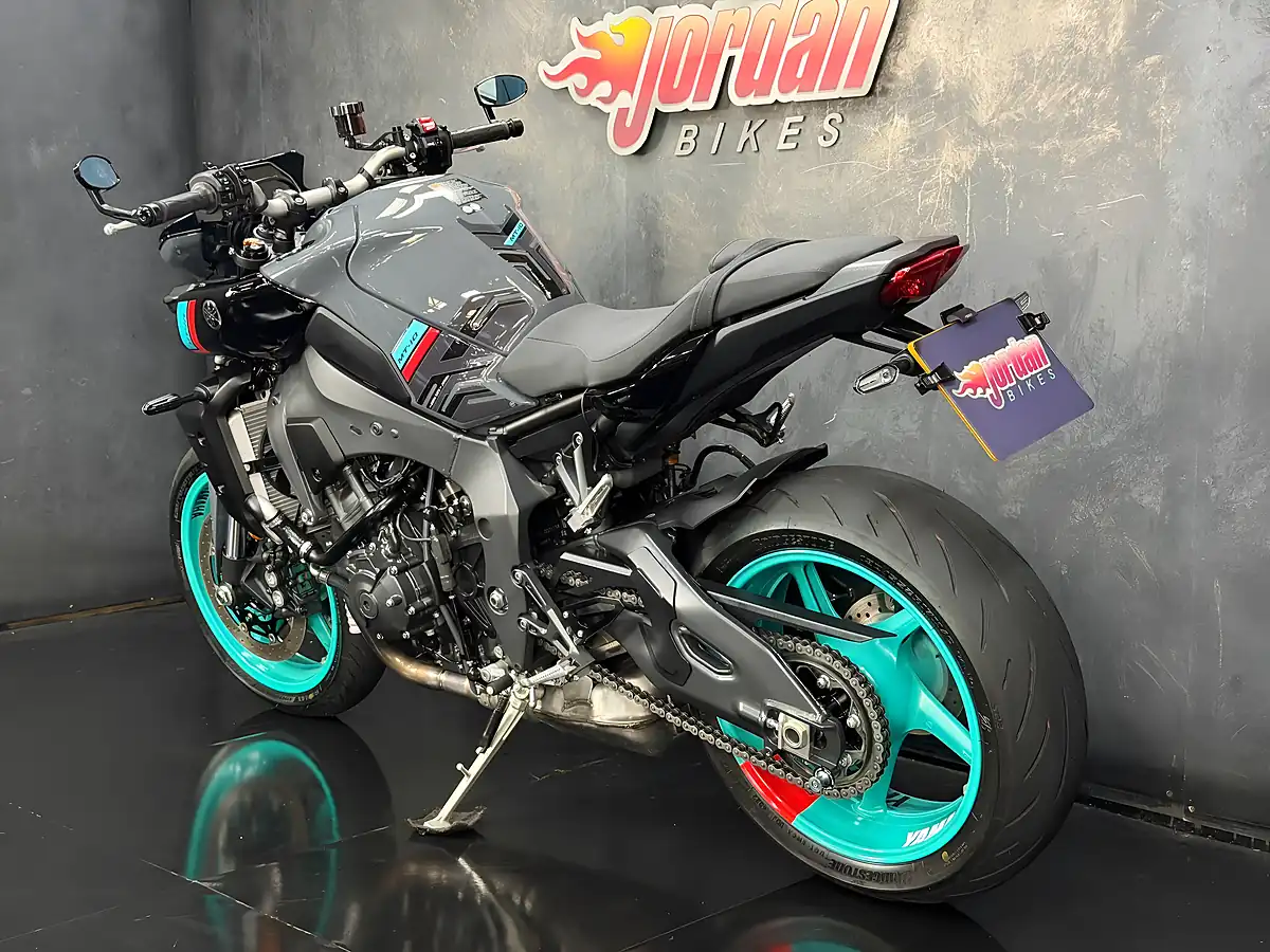 Used 2024 Yamaha MT-10 1000 Hyper-Naked Grey - Interior and Exterior details 16