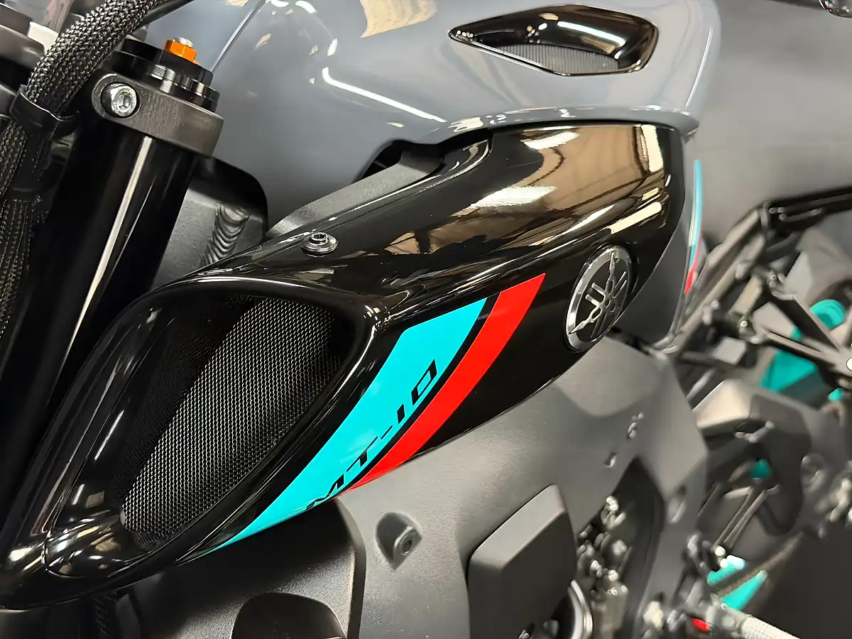 Used 2024 Yamaha MT-10 1000 Hyper-Naked Grey - Interior and Exterior details 17