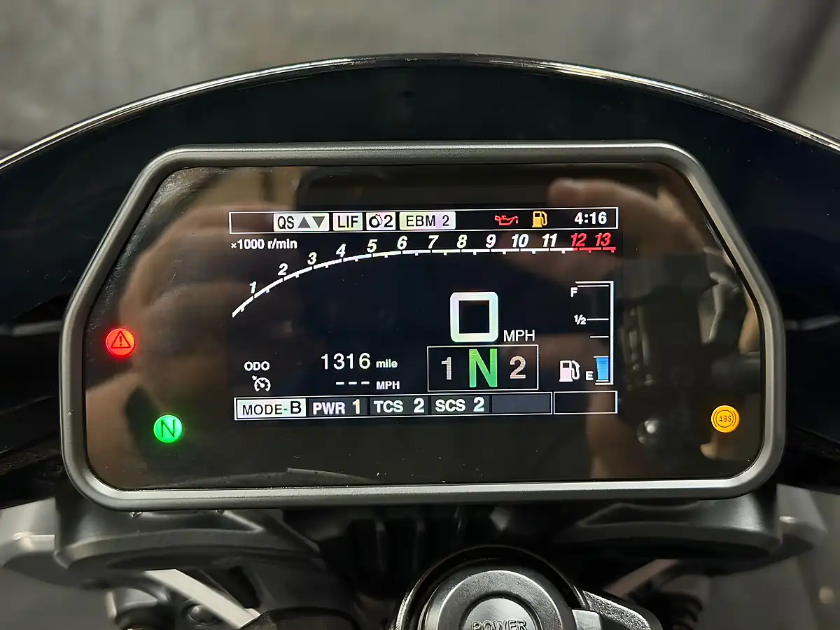 Used 2024 Yamaha MT-10 1000 Hyper-Naked Grey - Interior and Exterior details 3