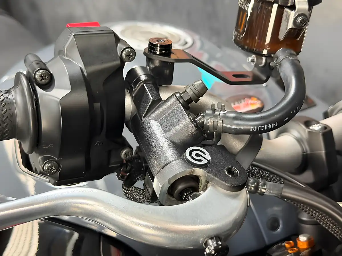 Used 2024 Yamaha MT-10 1000 Hyper-Naked Grey - Interior and Exterior details 8