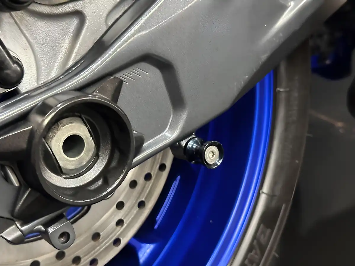 Used 2024 Yamaha R7 700 Blue - Interior and Exterior details 18