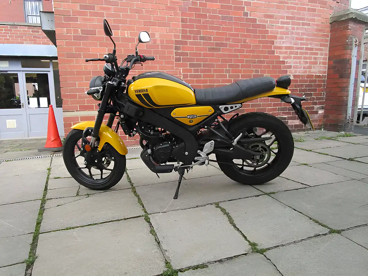 Used 2024 Yamaha XSR125 Yellow - Interior and Exterior details 5