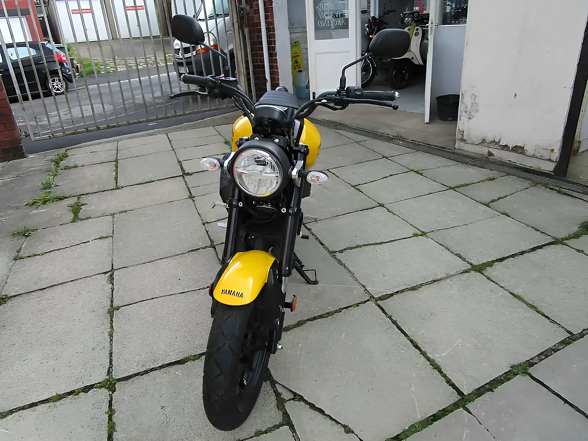 Used 2024 Yamaha XSR125 Yellow - Interior and Exterior details 8