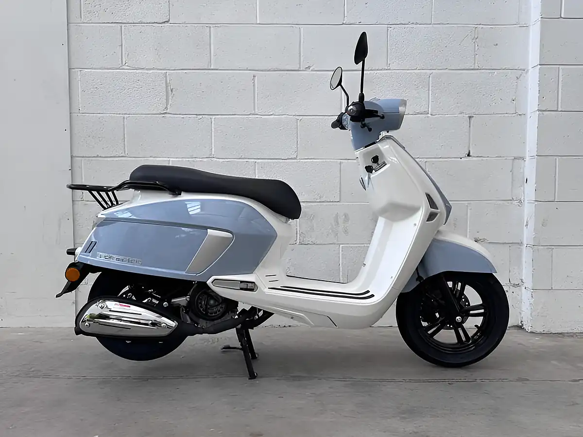 Used 2025 Ajs Barletta - Front View