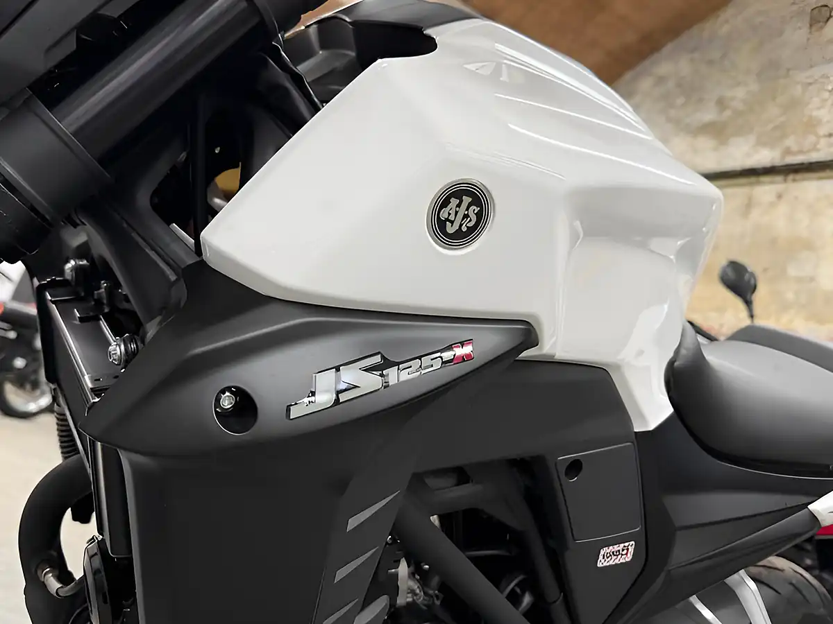Used 2025 Ajs JS125 X White - Interior and Exterior details 4