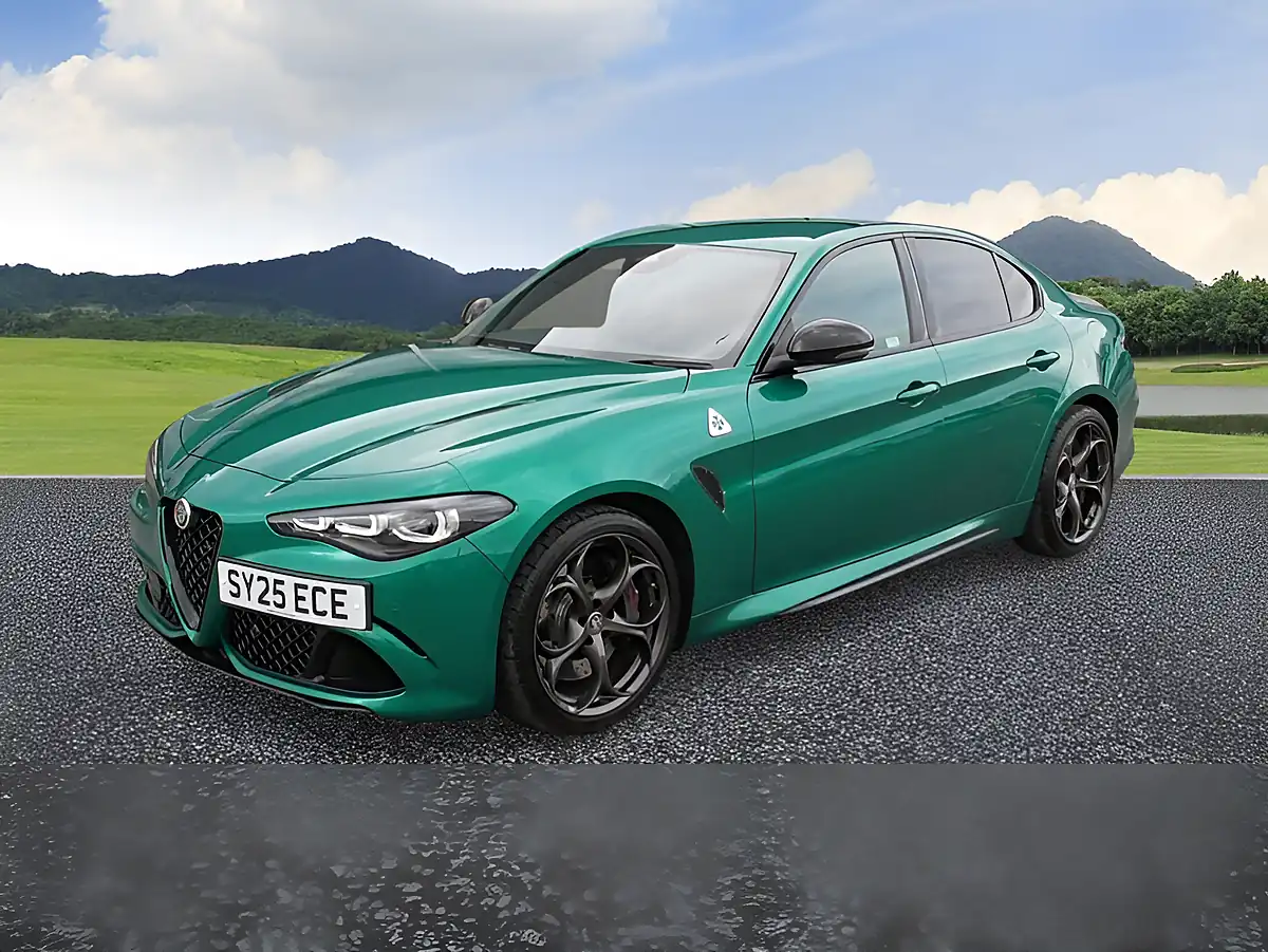 Used 2025 Alfa Romeo Giulia Quadrifoglio Green - Front View