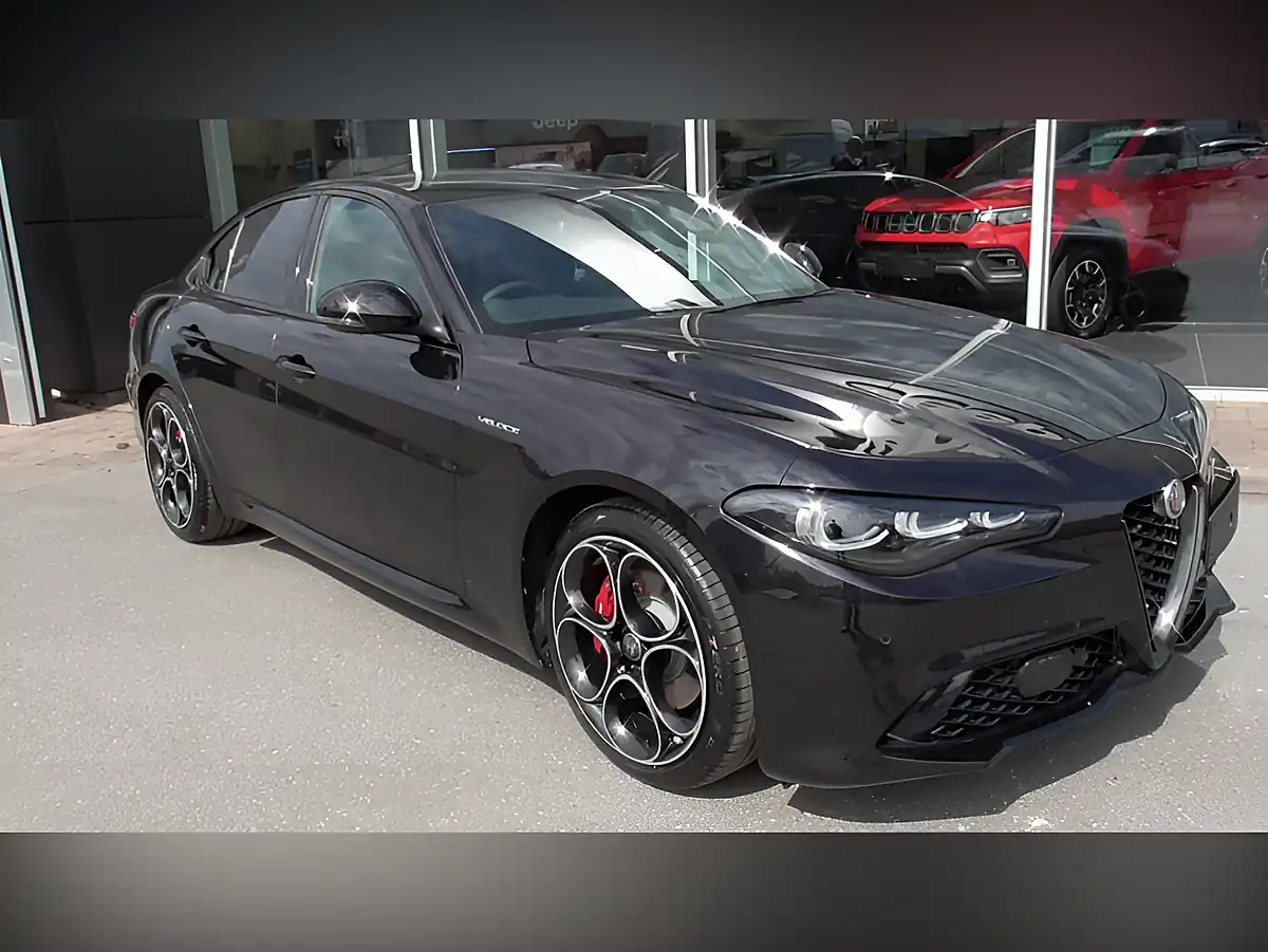 Used 2025 Alfa Romeo Giulia Veloce Black - Front View