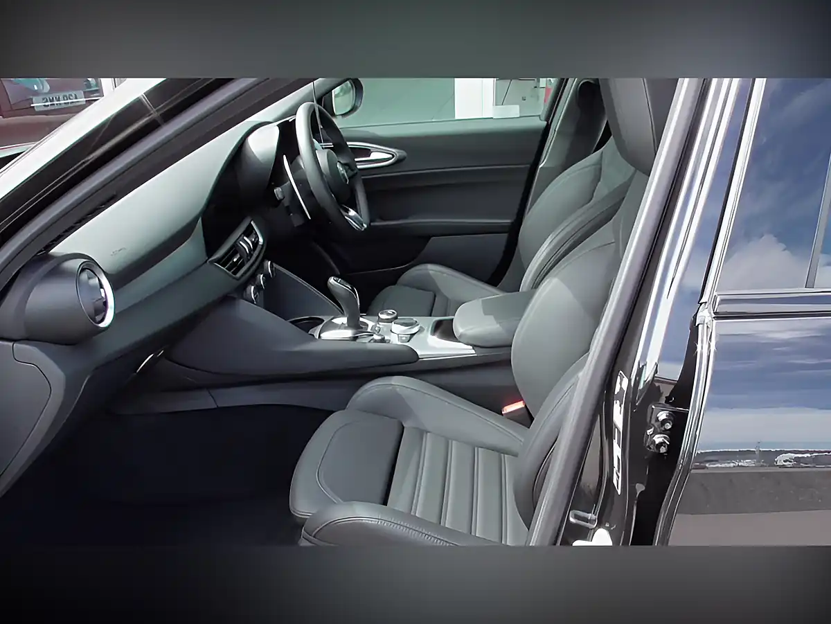 Used 2025 Alfa Romeo Giulia Veloce Black - Interior and Exterior details 10