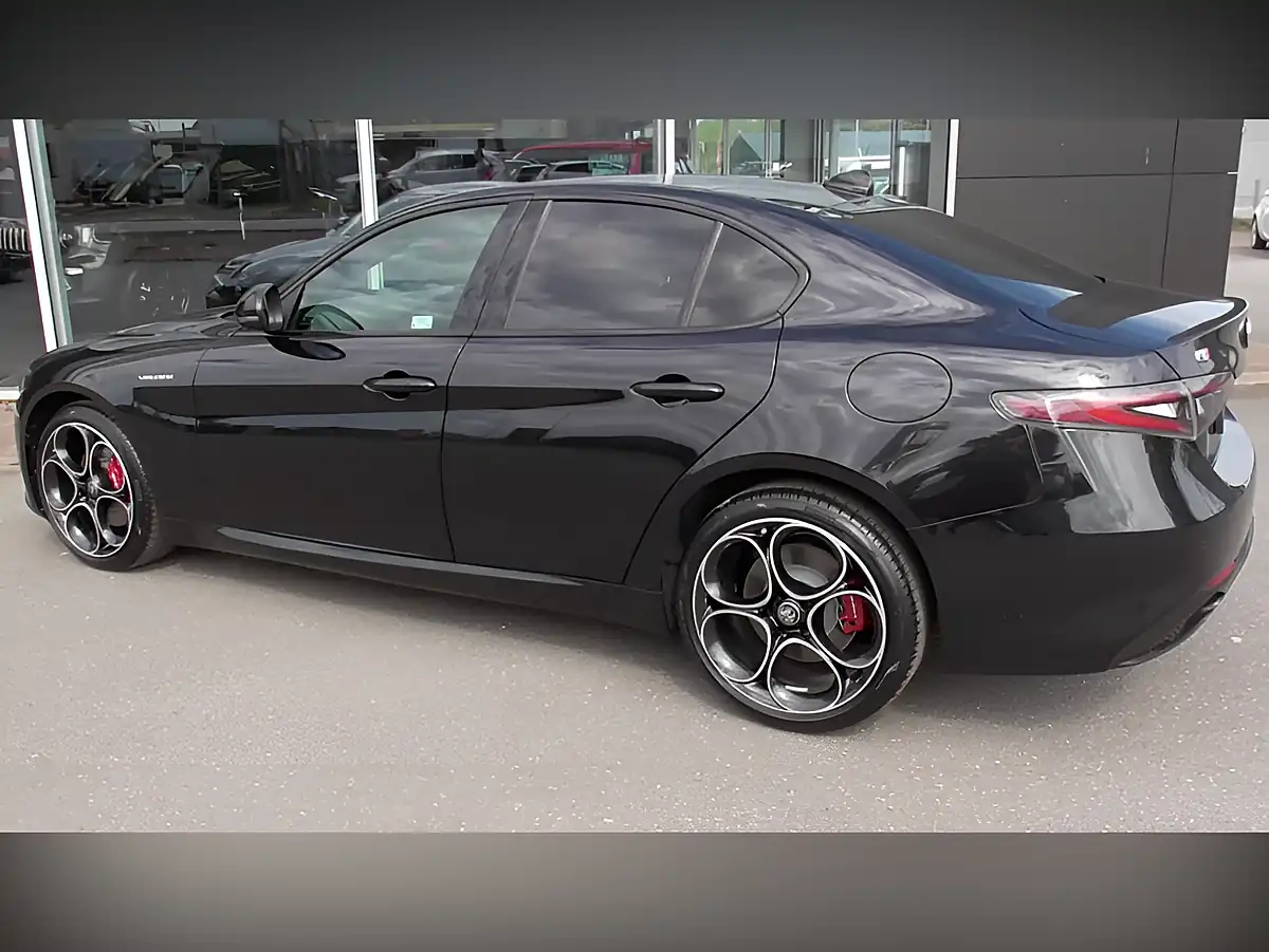Used 2025 Alfa Romeo Giulia Veloce Black - Interior and Exterior details 2