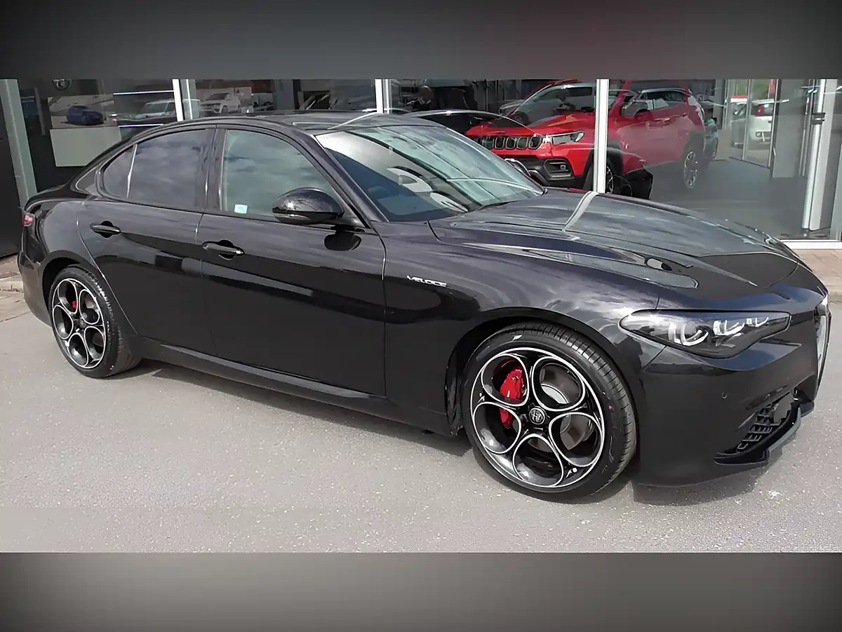 Used 2025 Alfa Romeo Giulia Veloce Black - Interior and Exterior details 3