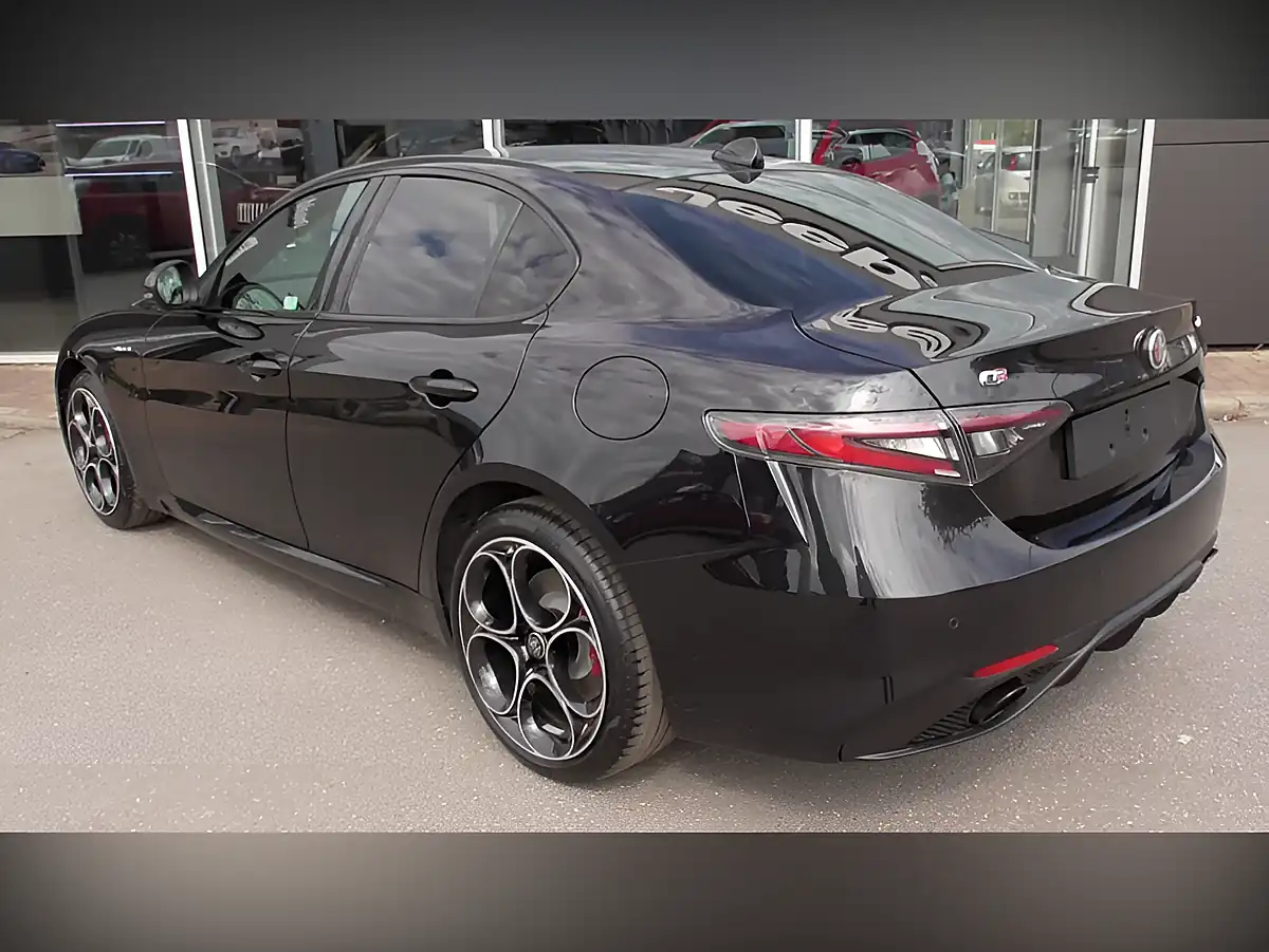 Used 2025 Alfa Romeo Giulia Veloce Black - Interior and Exterior details 4
