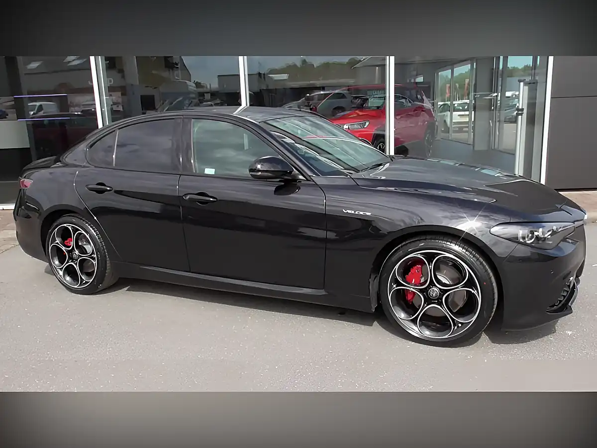 Used 2025 Alfa Romeo Giulia Veloce Black - Interior and Exterior details 5
