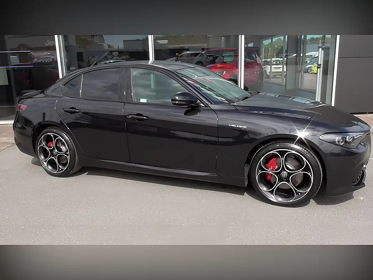 Used 2025 Alfa Romeo Giulia Veloce Black - Interior and Exterior details 6